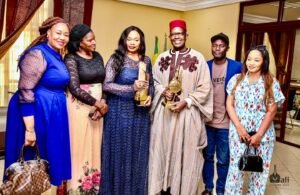 Oumou Sangaré présente ses distinctions internationales au ministre Mamou Daffé.