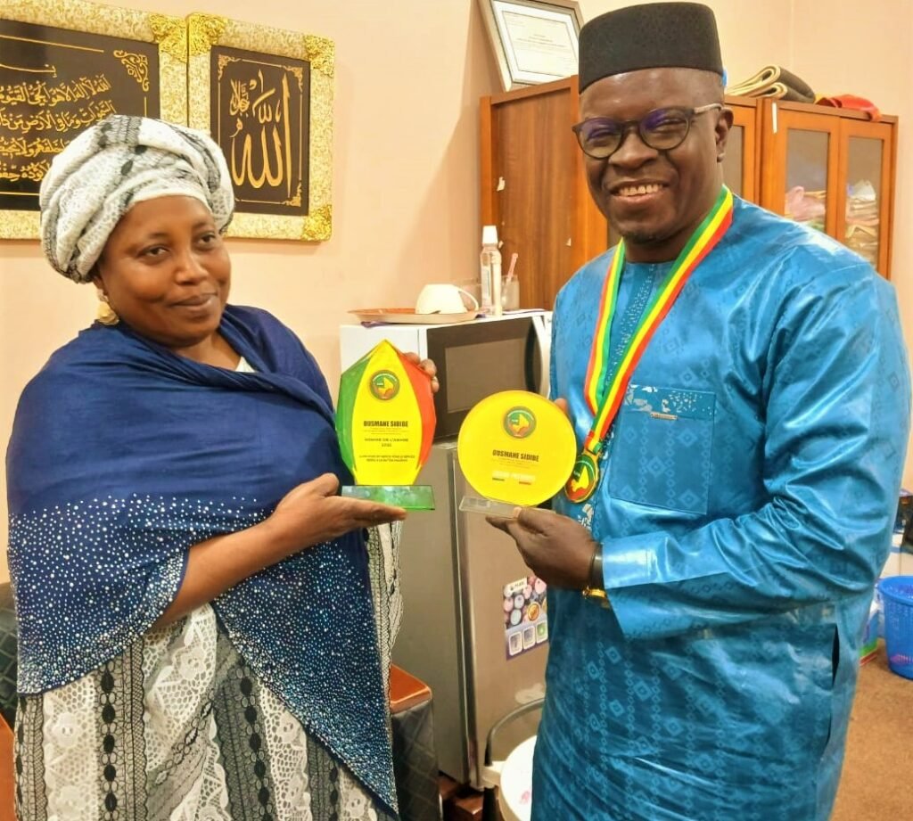 Commune V de Bamako : l’inspecteur des impôts Ousmane Sidibé distingué pour son engagement citoyen et professionnel.