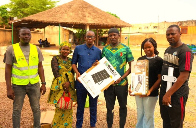 Culture et développement communautaire : l’AJDPP dote le Centre culturel du Foyer des Jeunes de Daoudabougou de lampadaires solaires .