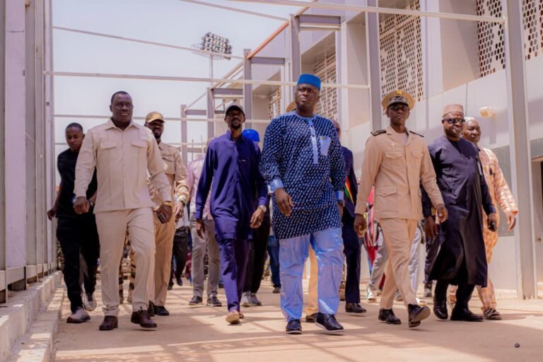 Intempéries à Koulikoro : le Stade Mamadou Diarra H touché par de violents vents, le ministre Abdoul Kassim Fomba dépêche une mission d’urgence.