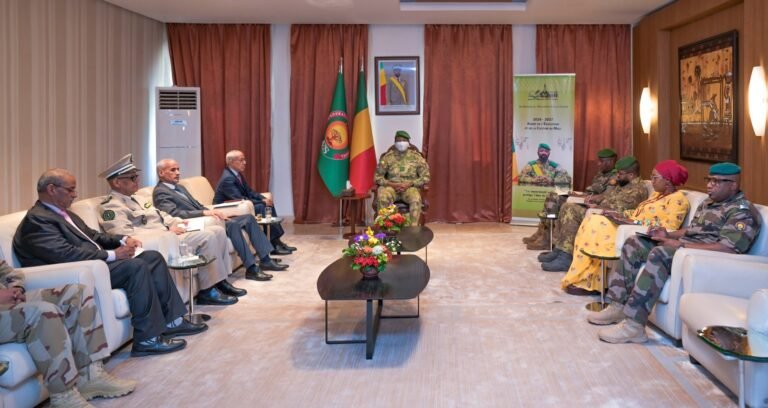 Diplomatie bilatérale : un message du Président Ghazouani remis au Chef de l’État malien .