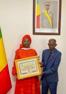 Distinction honorifique : le JCAR salue l’engagement de la ministre Oumou Sall Seck en faveur de l’entrepreneuriat et de l’emploi .