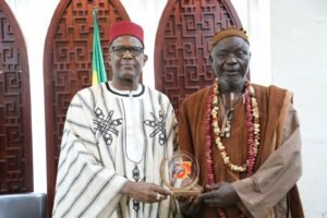 Yaya Coulibaly présente au ministre Mamou Daffé les distinctions internationales de la Compagnie SOGOLON .