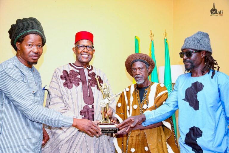 Le ministre Mamou DAFFÉ reçoit le Mouvement des Rasta du Mali et réaffirme son soutien aux initiatives culturelles .
