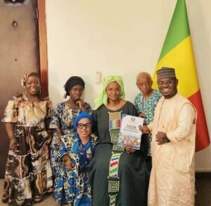 Inclusion socioéconomique : la Ministre Oumou Sall Seck réaffirme son engagement aux côtés des personnes de petite taille .