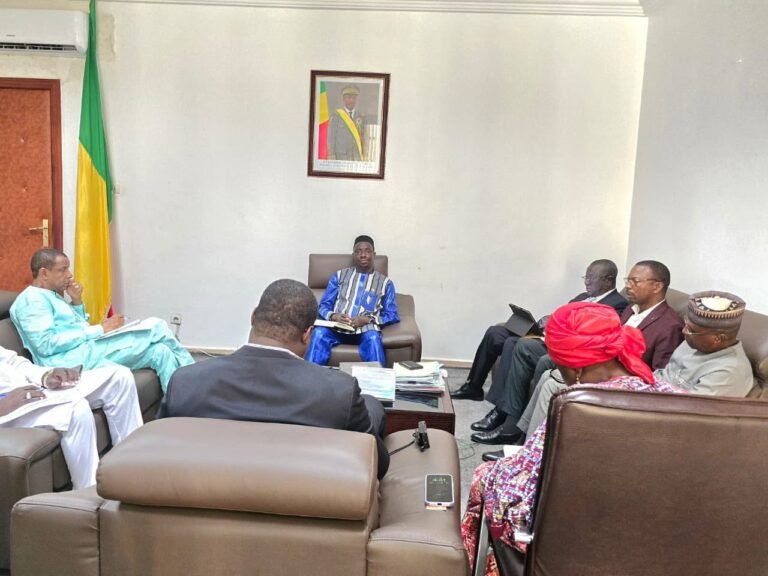 Le ministre de l’Agriculture reçoit le Directeur de l’Institut du Sahel pour une visite de courtoisie .