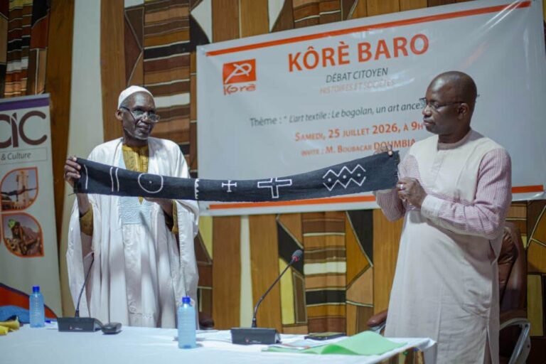 Le bogolan à l&rsquo;honneur lors du Kôrè Baro : le Centre Culturel Kôrè célèbre un héritage ancestral malien .