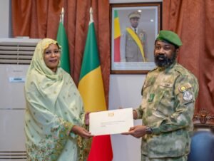 Koulouba : le président Assimi Goïta reçoit l&rsquo;envoyée spéciale du président tchadien .
