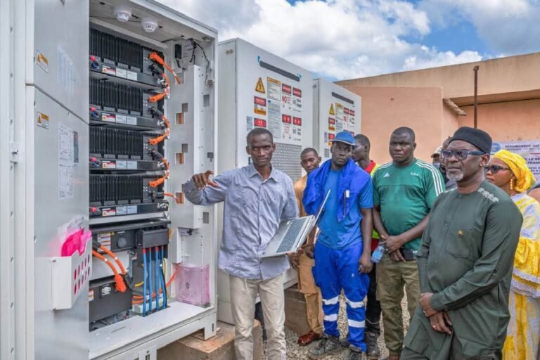 Sikasso : l’hôpital régional et dix maîtres artisans dotés d’équipements solaires