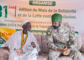 Mois de la solidarité : Assimi Goïta rend hommage au doyen d’âge du District de Bamako