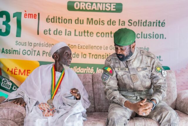 Mois de la solidarité : Assimi Goïta rend hommage au doyen d’âge du District de Bamako