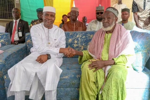 Mois de la Solidarité : le Premier ministre rend hommage au doyen Diomakan Konaté, âgé d’environ 109 ans